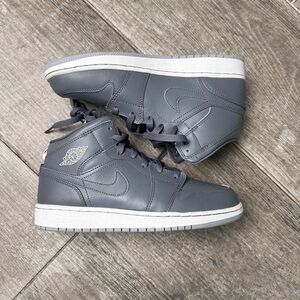 Air Jordan 1 Mid BG